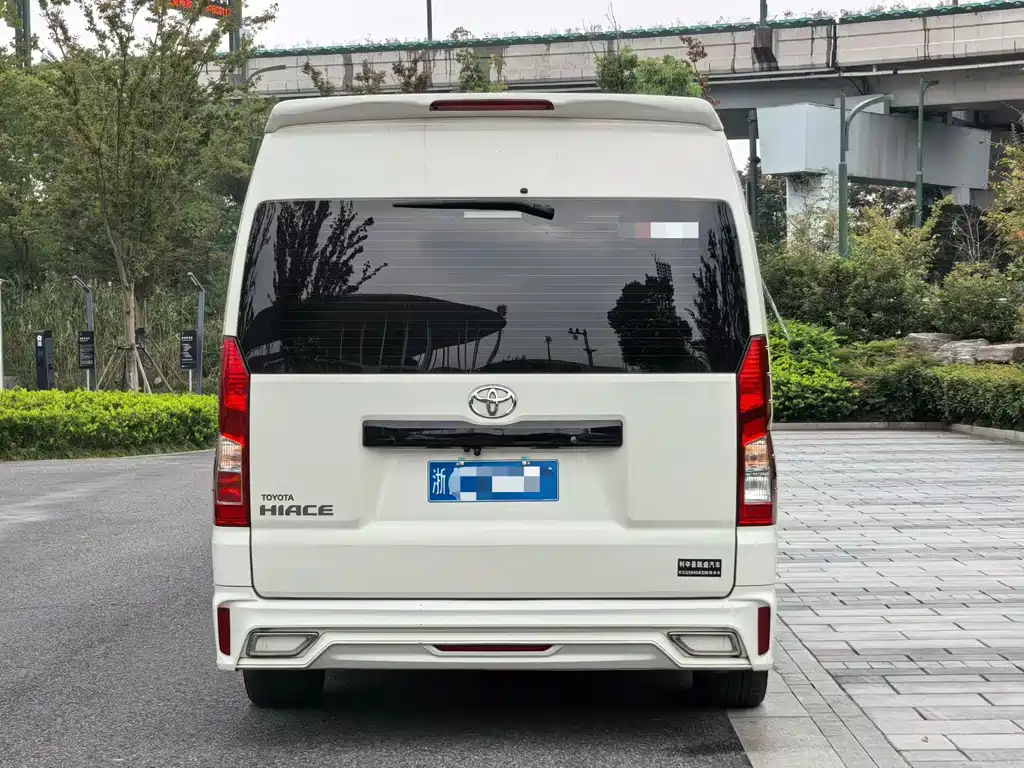 Toyota Hiace 2023 — фото 5