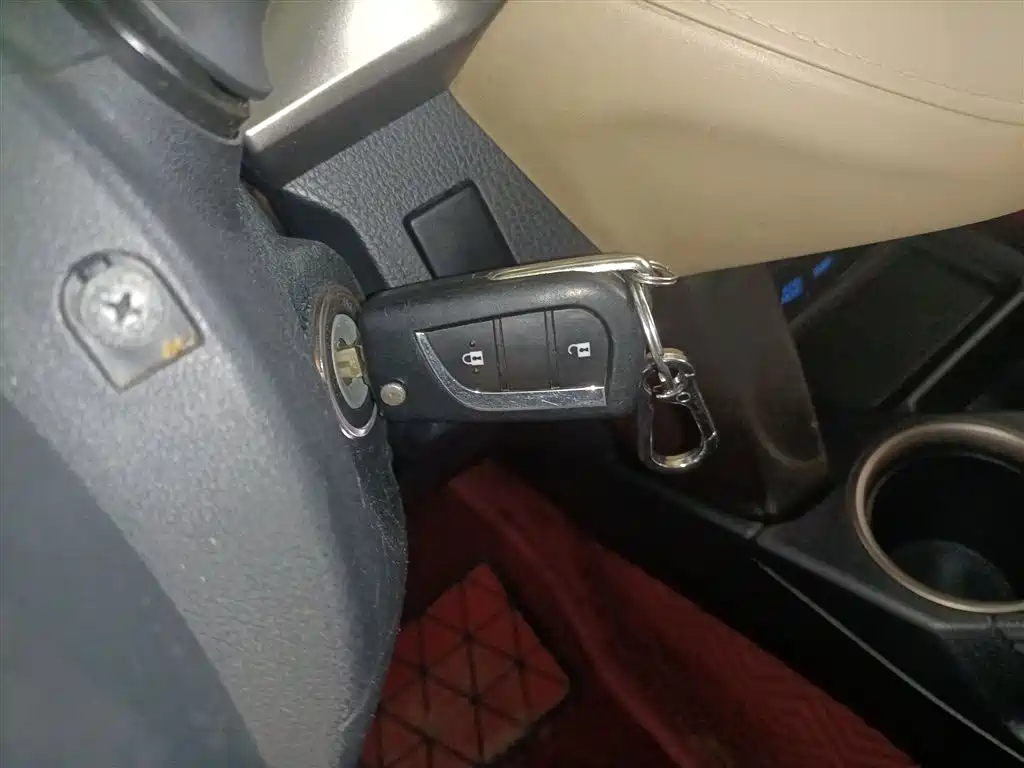 Toyota RAV4 2015 — фото 8