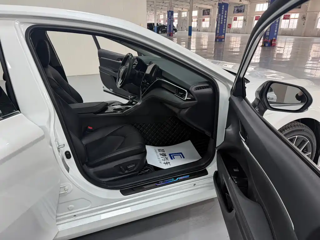 Toyota Camry 2023 — фото 14