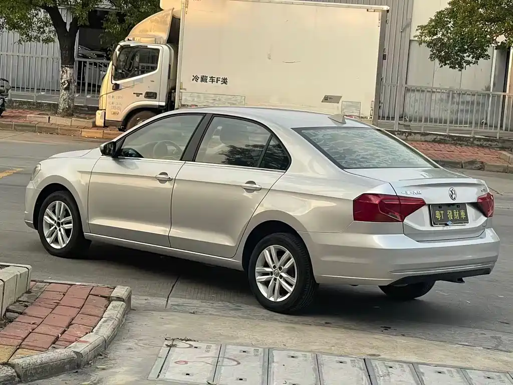 Volkswagen Jetta 2017 — фото 8