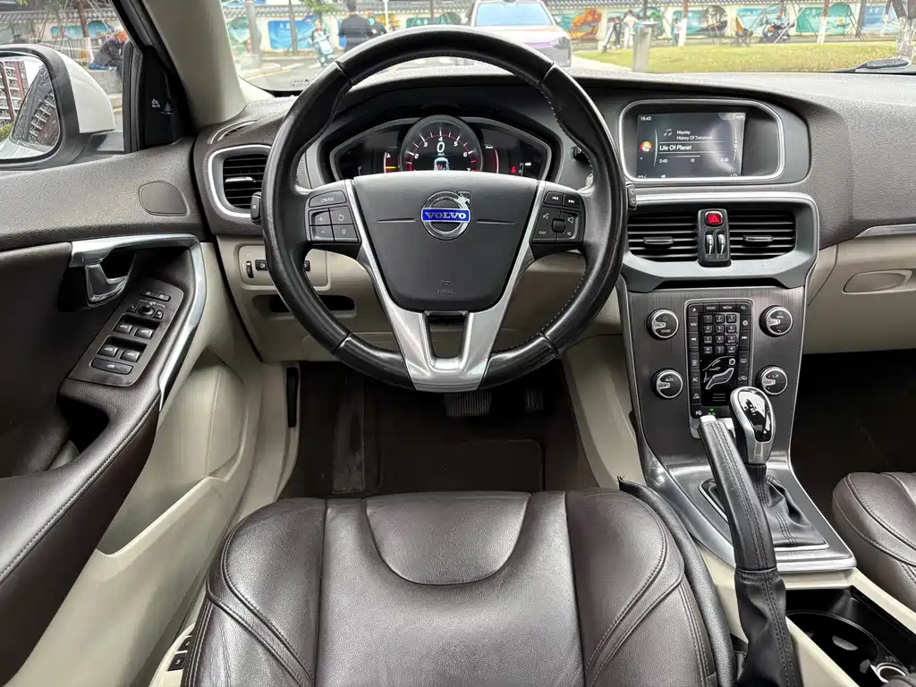 Volvo V40 2016 — фото 11