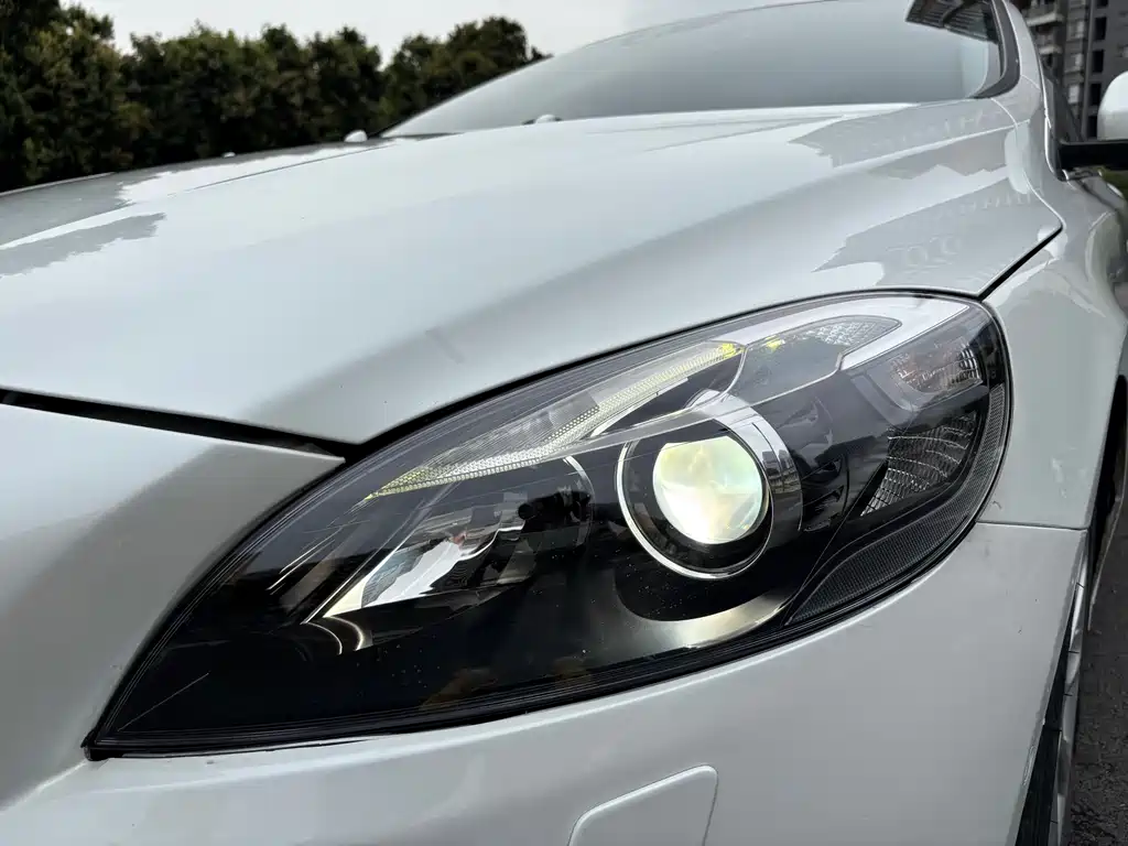 Volvo V40 2016 — фото 14