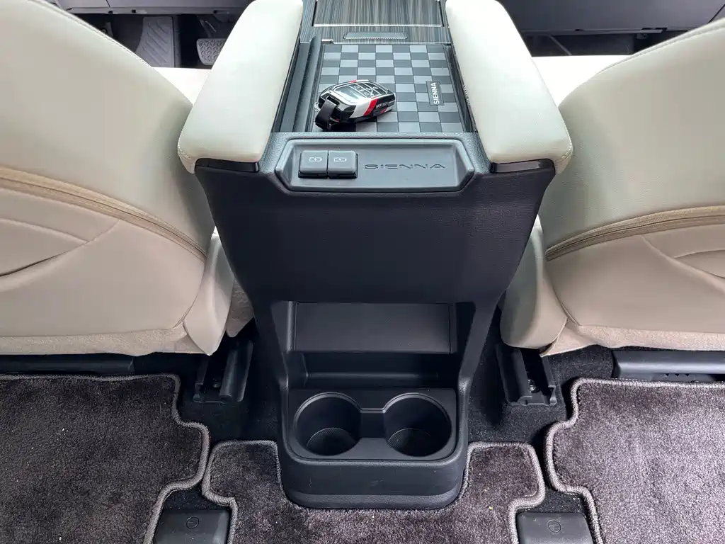 Toyota Sienna 2025 — фото 10