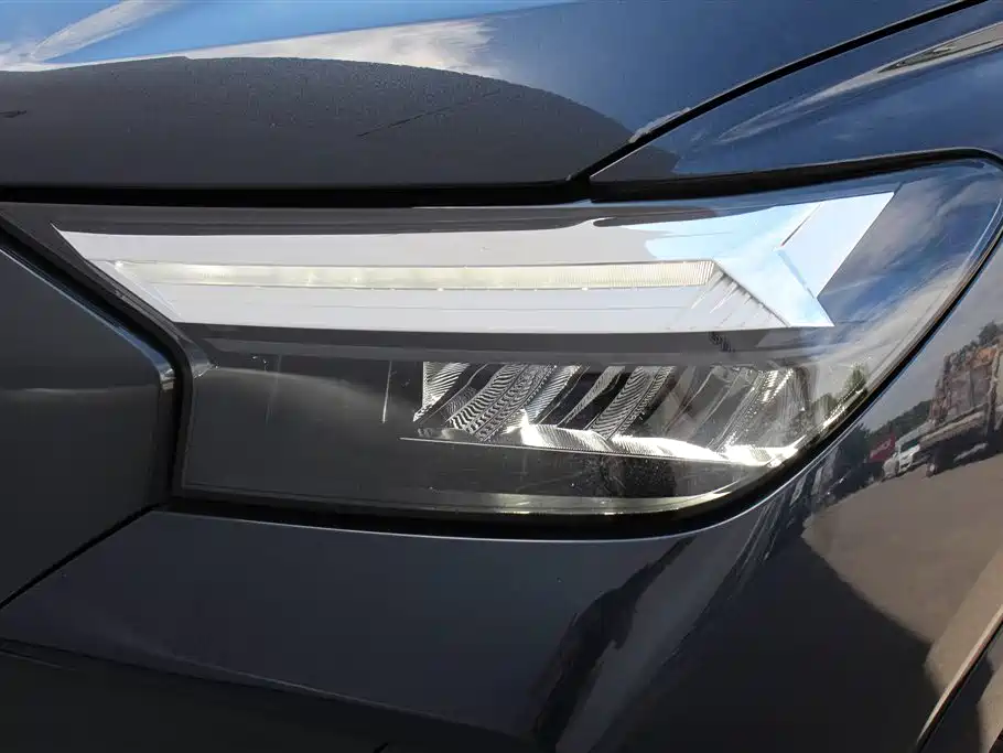 Audi Q4 e-tron 2025 — фото 11