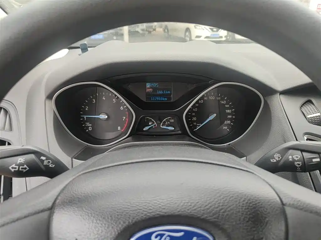 Ford Focus 2015 — фото 12