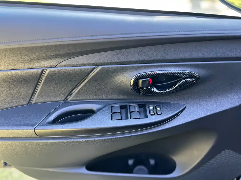 Toyota Yaris L 2017 — фото 16