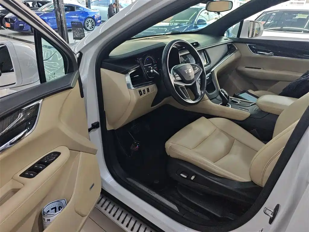 Cadillac XT5 2017 — фото 16