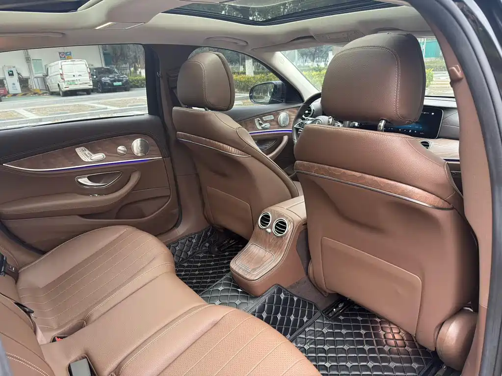 Mercedes-Benz E-Class 2023 — фото 12