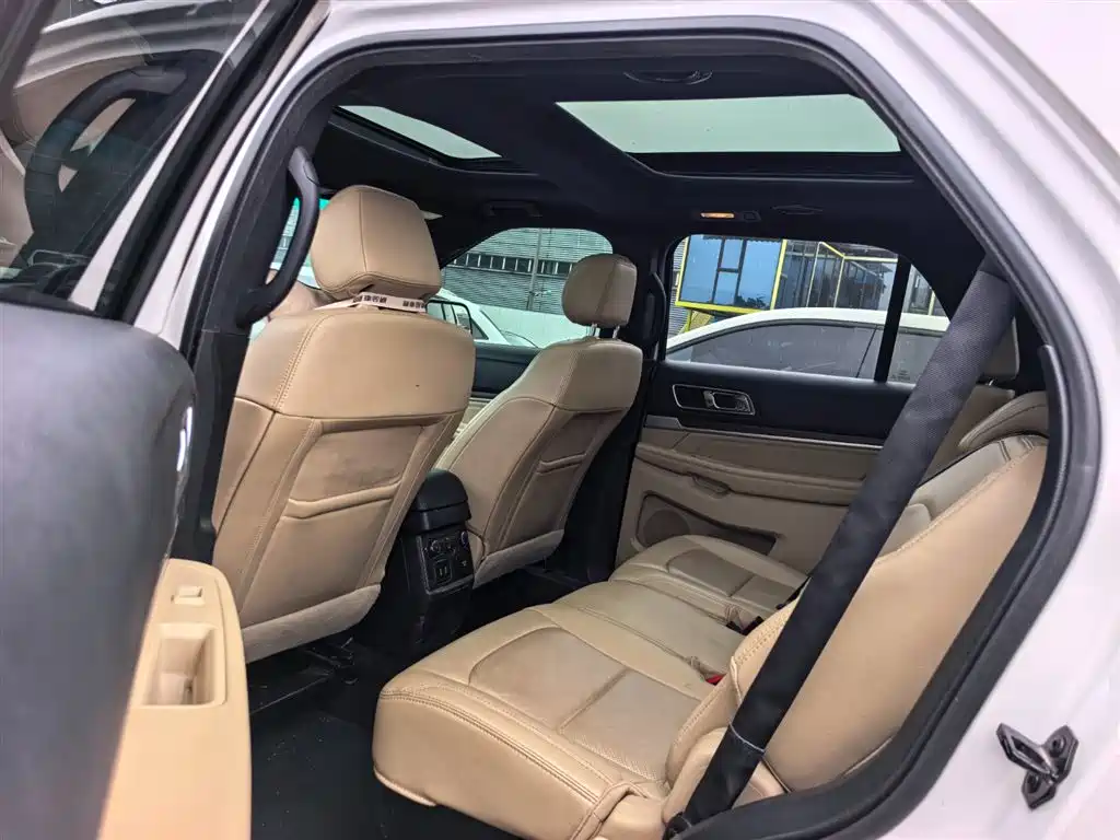 Ford Explorer 2017 — фото 10