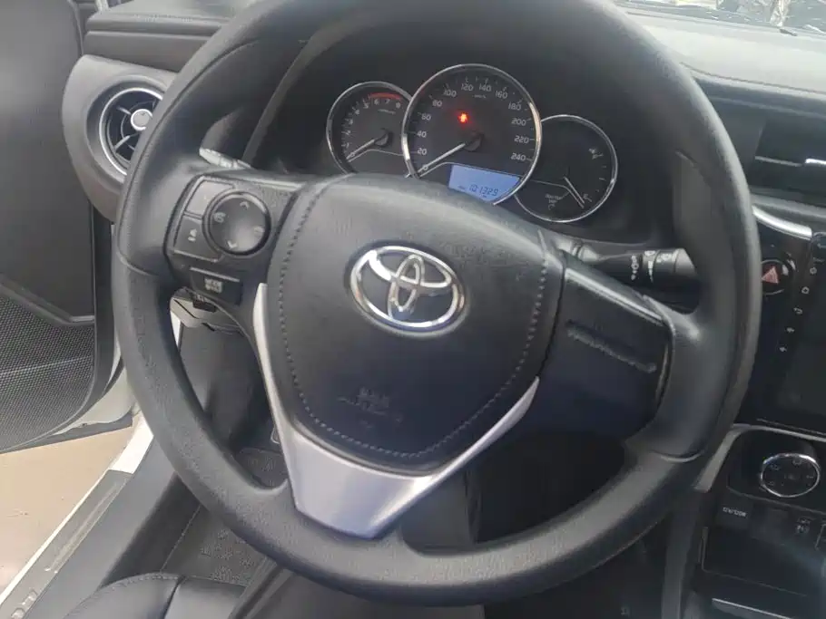 Toyota Corolla 2017 — фото 15
