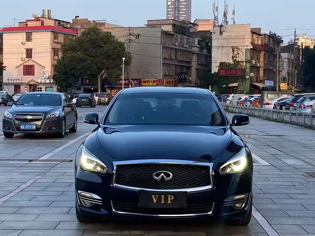 Infiniti Q70 2016