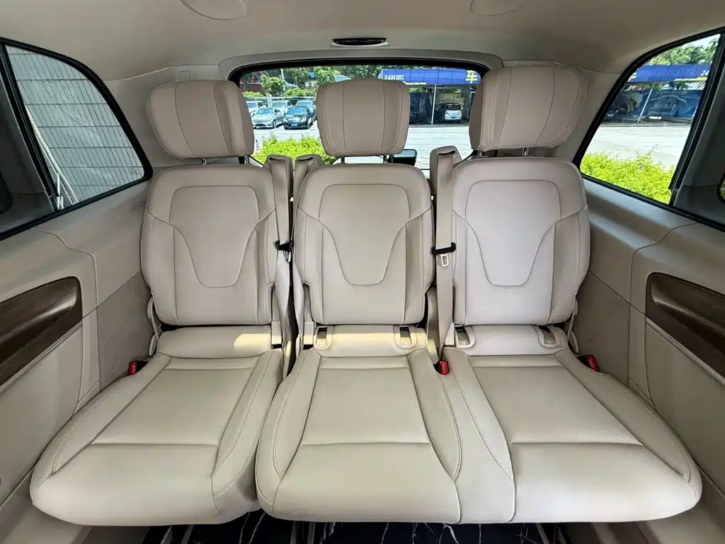 Mercedes-Benz V-Class 2023 — фото 34