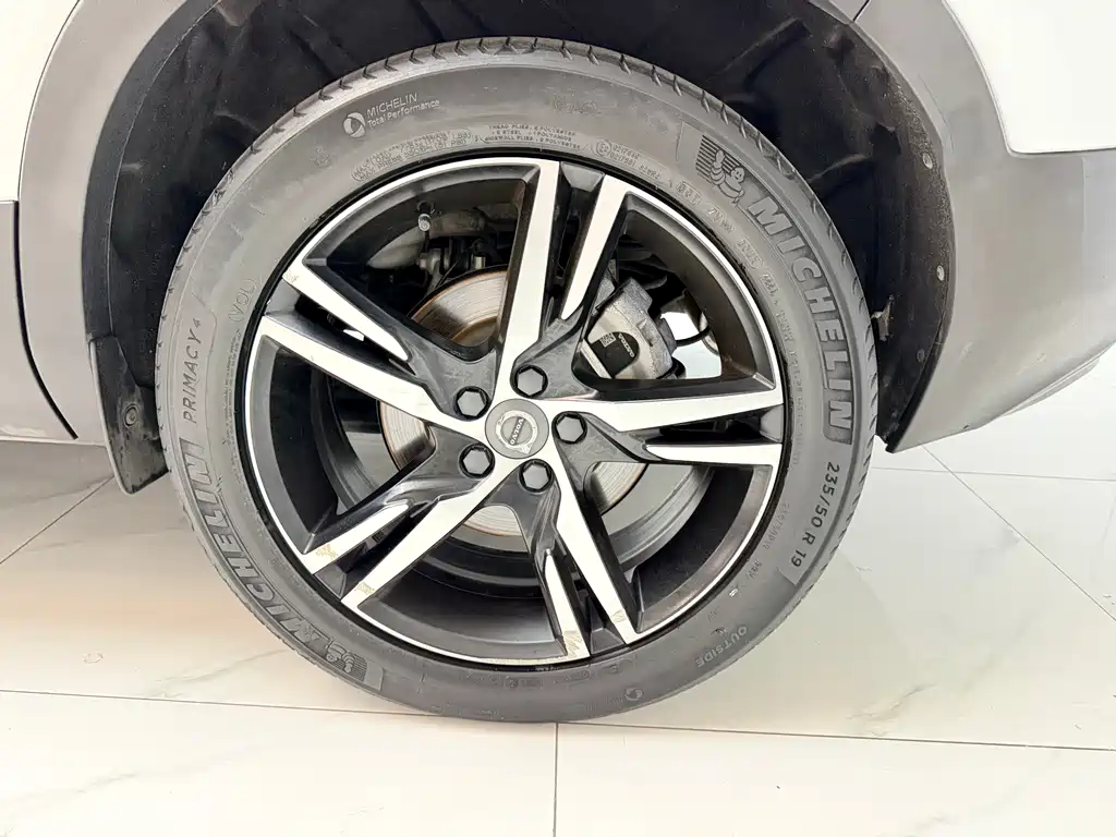 Volvo XC40 2021 — фото 16