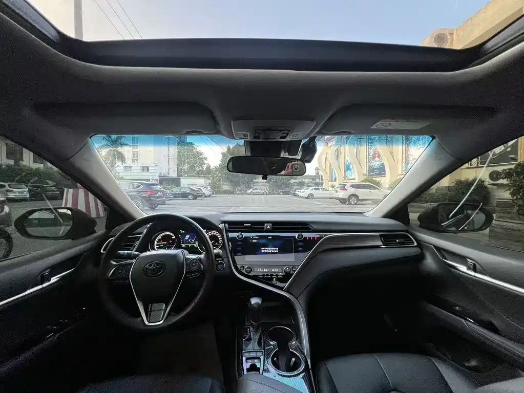 Toyota Camry 2019 — фото 6