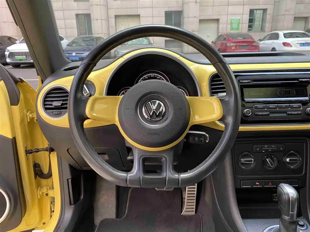 Volkswagen Beetle 2015 — фото 16