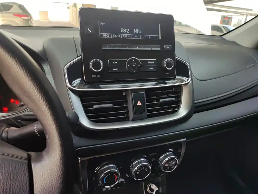 Toyota Yaris L 2021 — фото 13