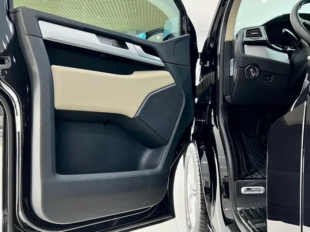 Volkswagen Multivan 2017 — фото 23