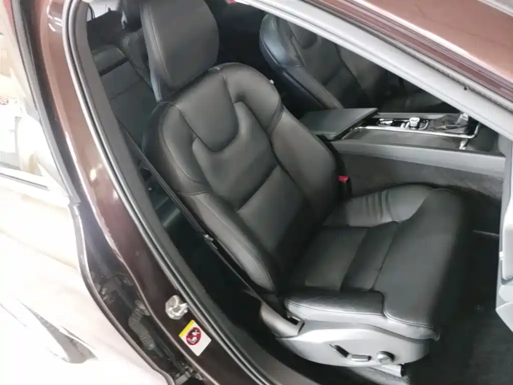 Volvo XC60 2018 — фото 25