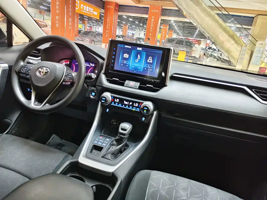 Toyota RAV4 2020 — фото 16