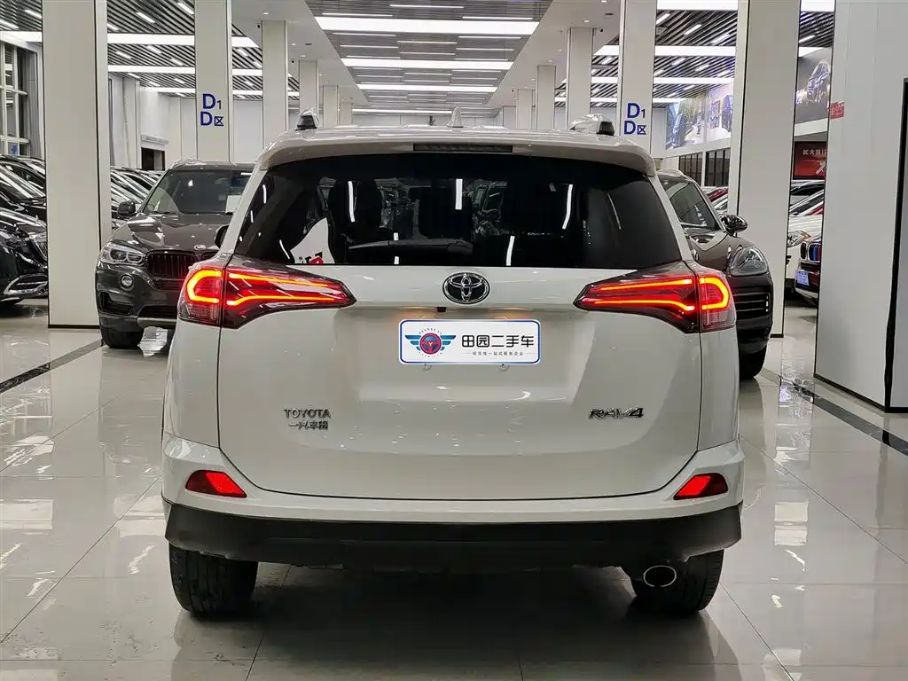 Toyota RAV4 2018 — фото 5