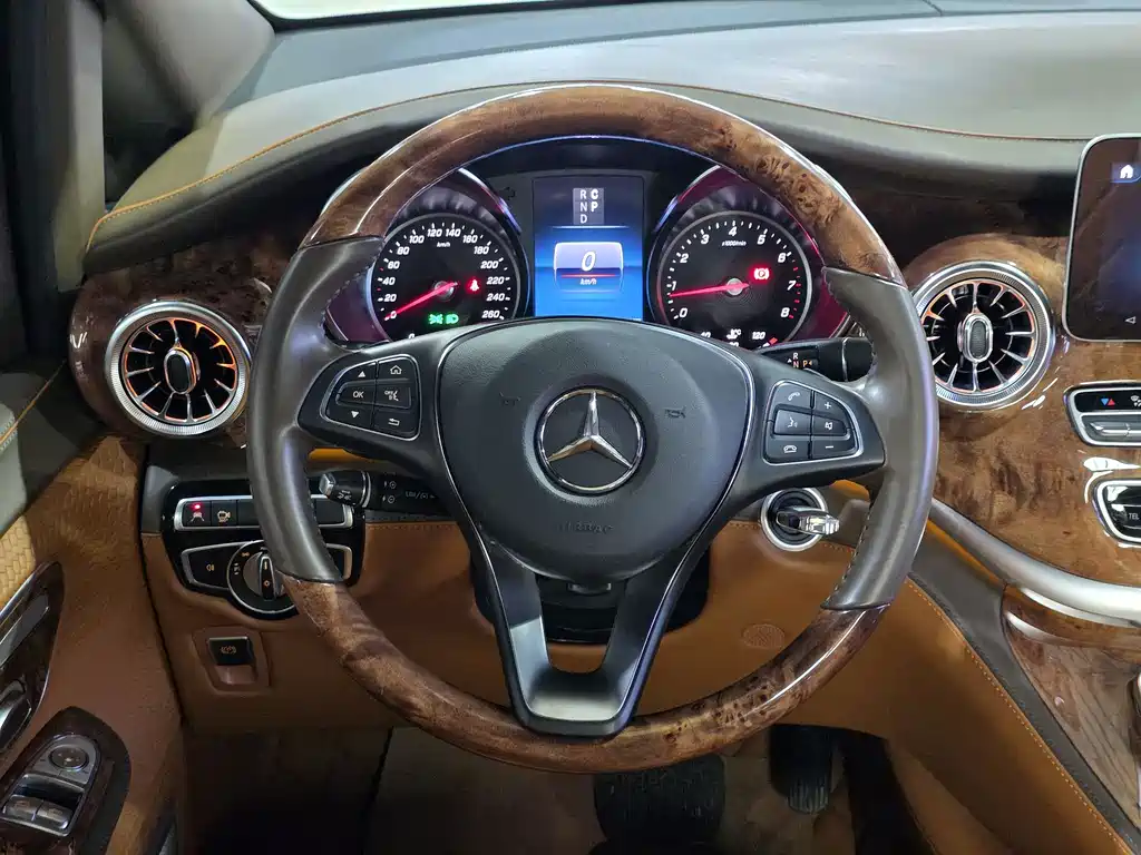 Mercedes-Benz V-Class 2022 — фото 14