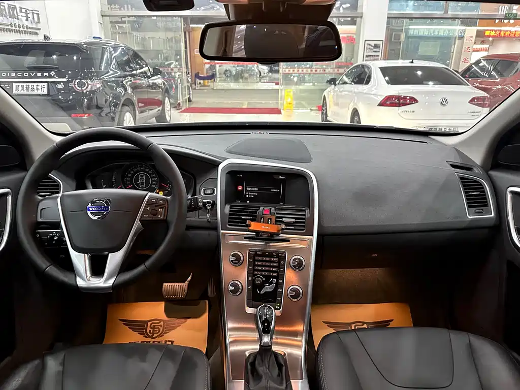 Volvo XC60 2017 — фото 18