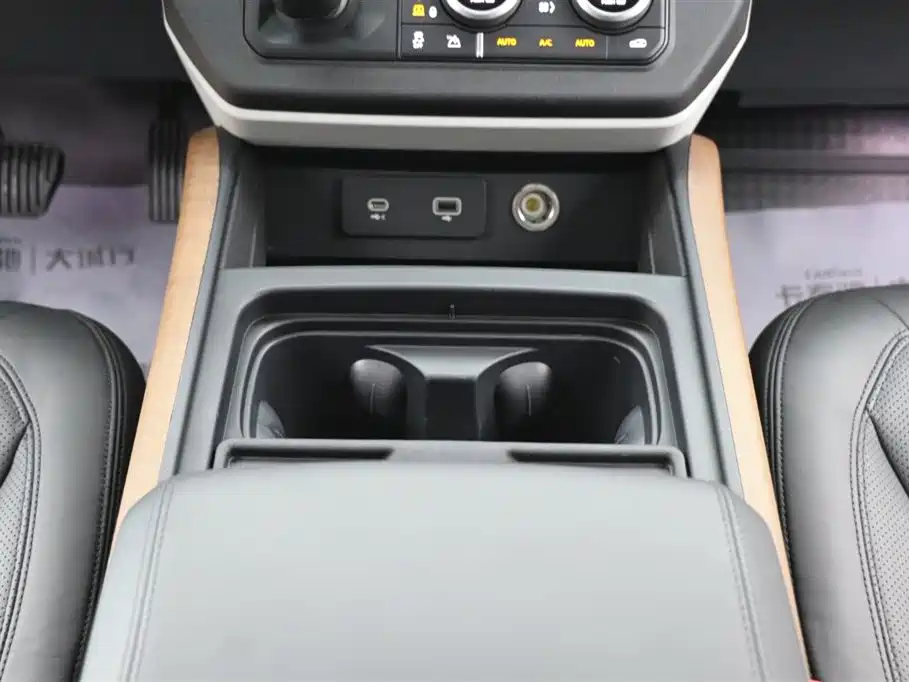 Land Rover Defender 2023 — фото 20