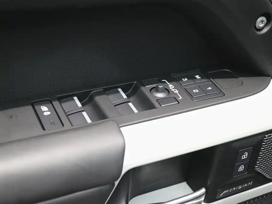 Land Rover Defender 2023 — фото 12