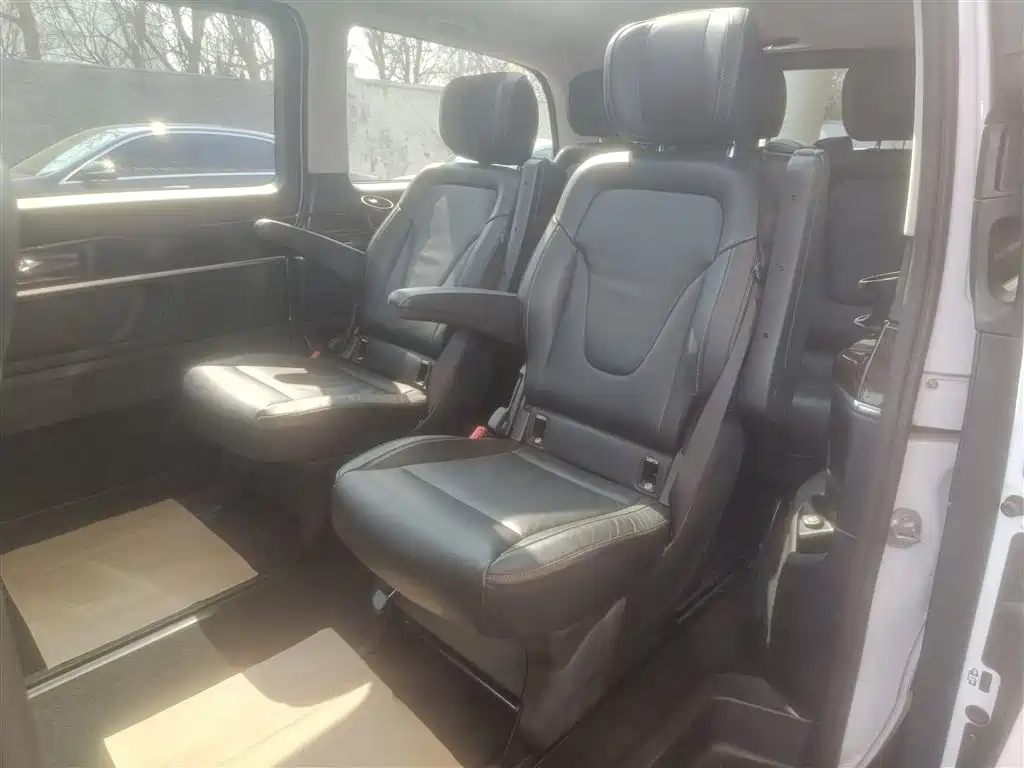 Mercedes-Benz V-Class 2019 — фото 17