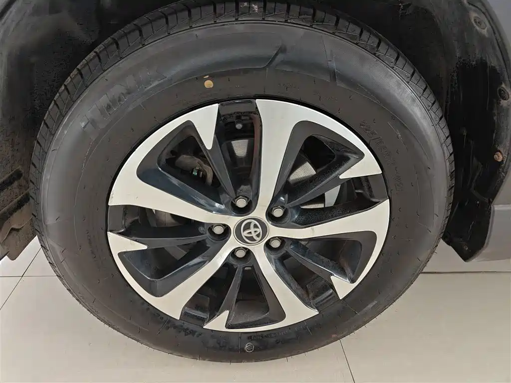 Toyota RAV4 2018 — фото 22
