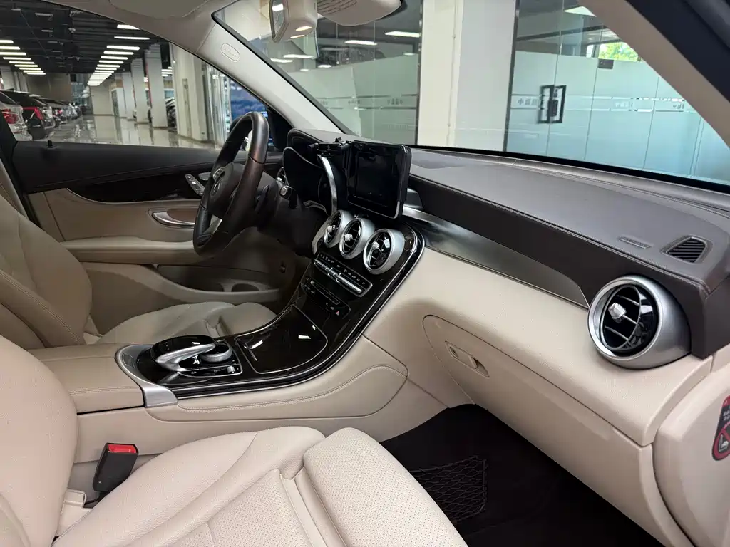 Mercedes-Benz GLC 2016 — фото 18