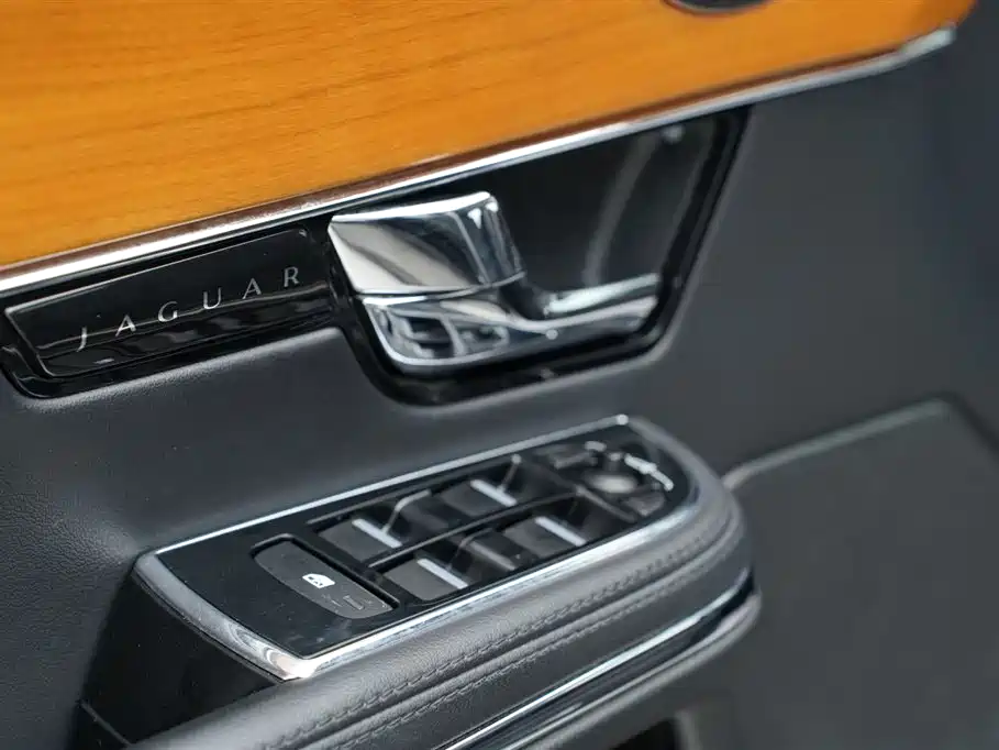 Jaguar XJ 2013 — фото 24