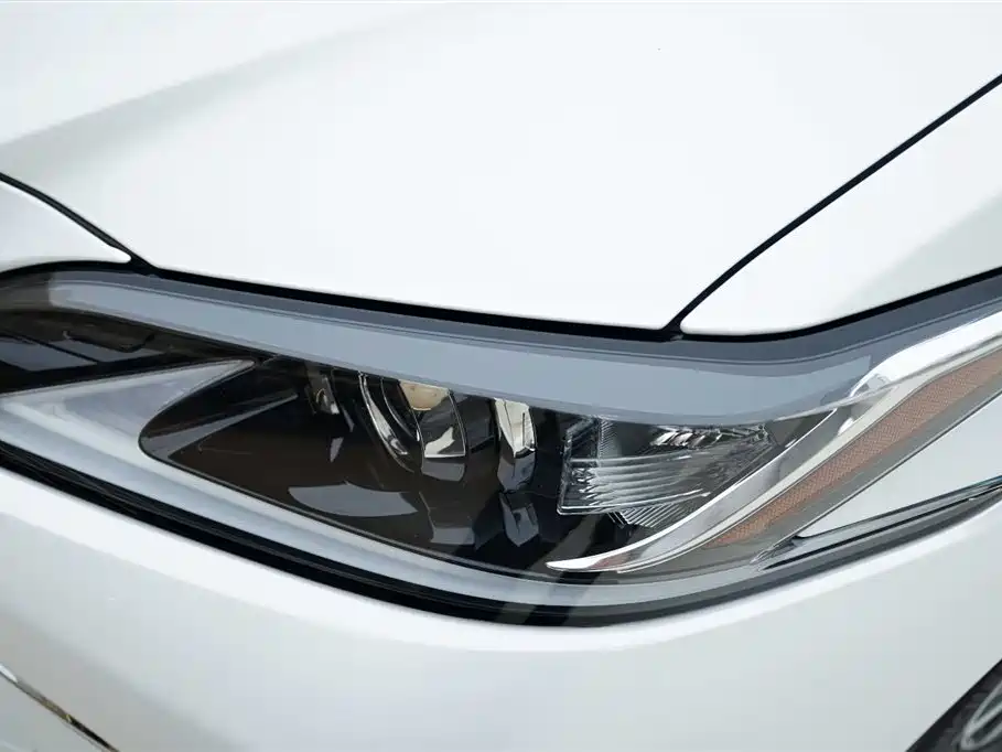 Lexus ES 2019 — фото 15