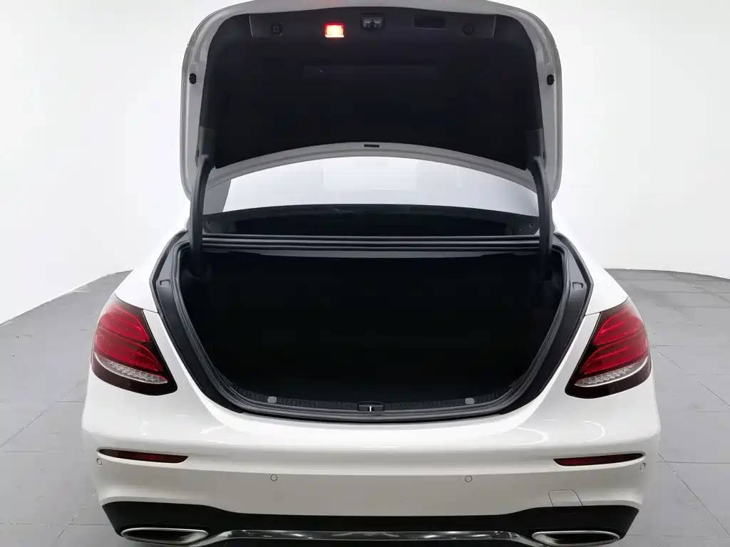 Mercedes-Benz E-Class 2017 — фото 16