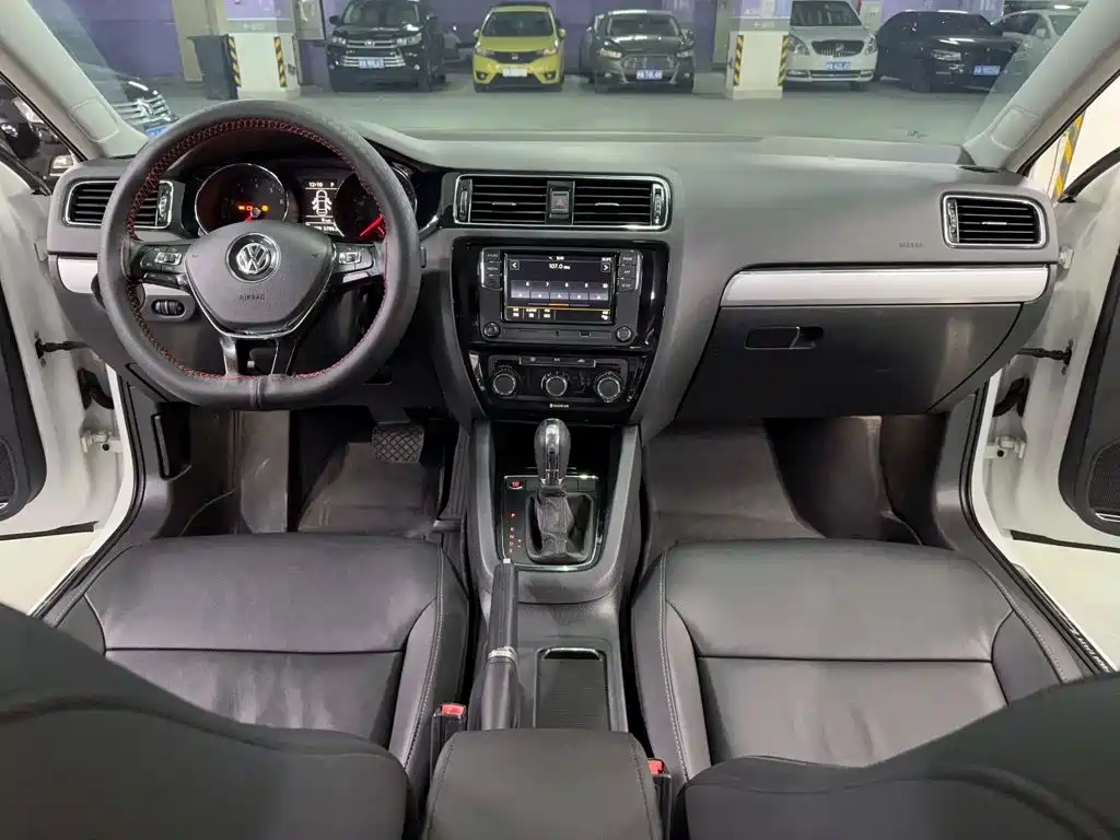 Volkswagen Sagitar 2018