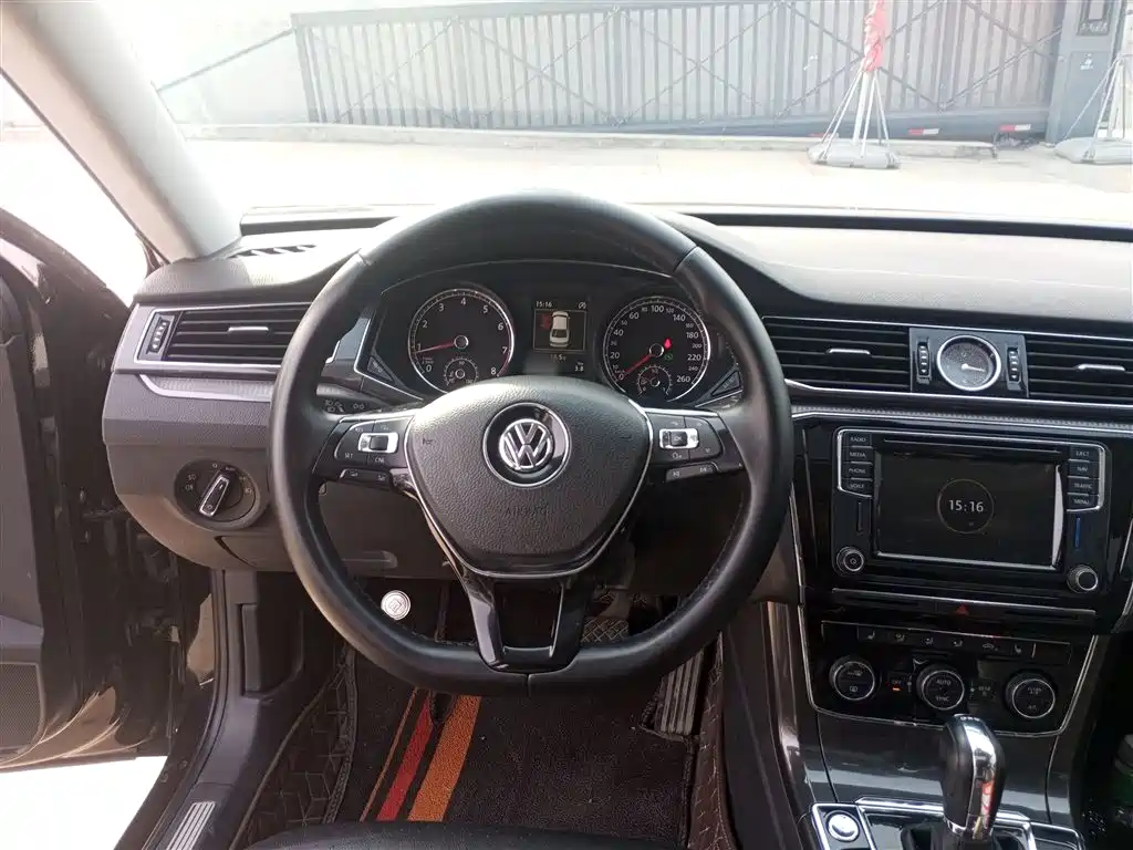 Volkswagen Passat 2017 — фото 11