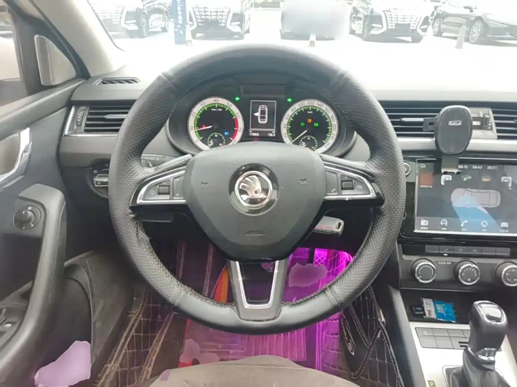 Skoda Octavia 2018 — фото 11