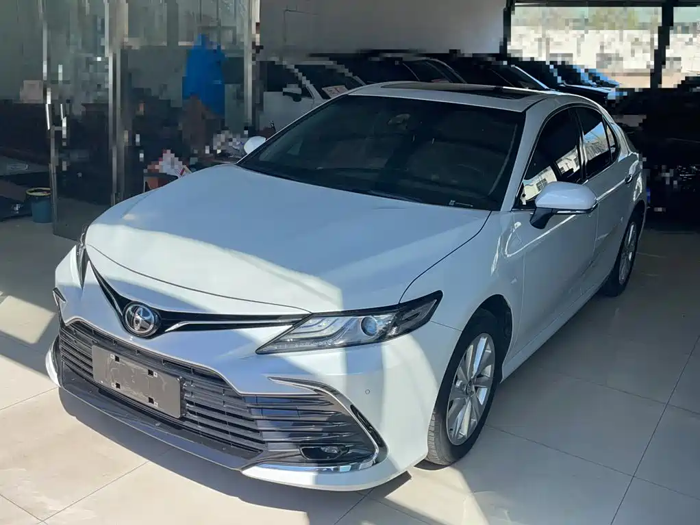 Toyota Camry 2022 — фото 1