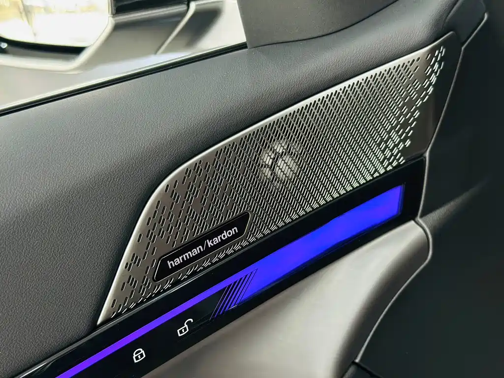 BMW 5 Series 2025 — фото 13