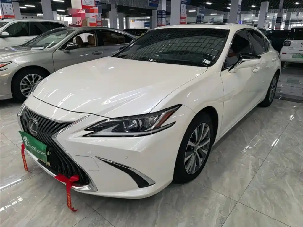 Lexus ES 2021 — фото 1