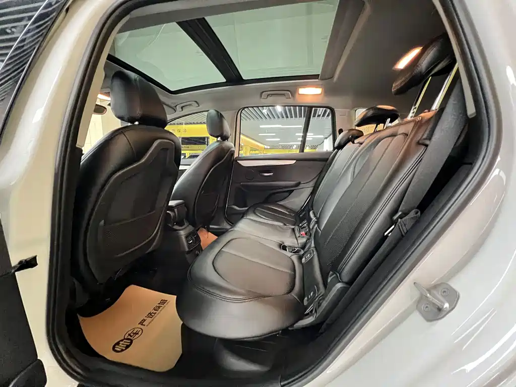 BMW 2 Series Wagon 2017 — фото 10