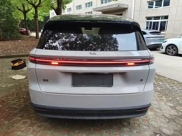 Li Auto i8 2025