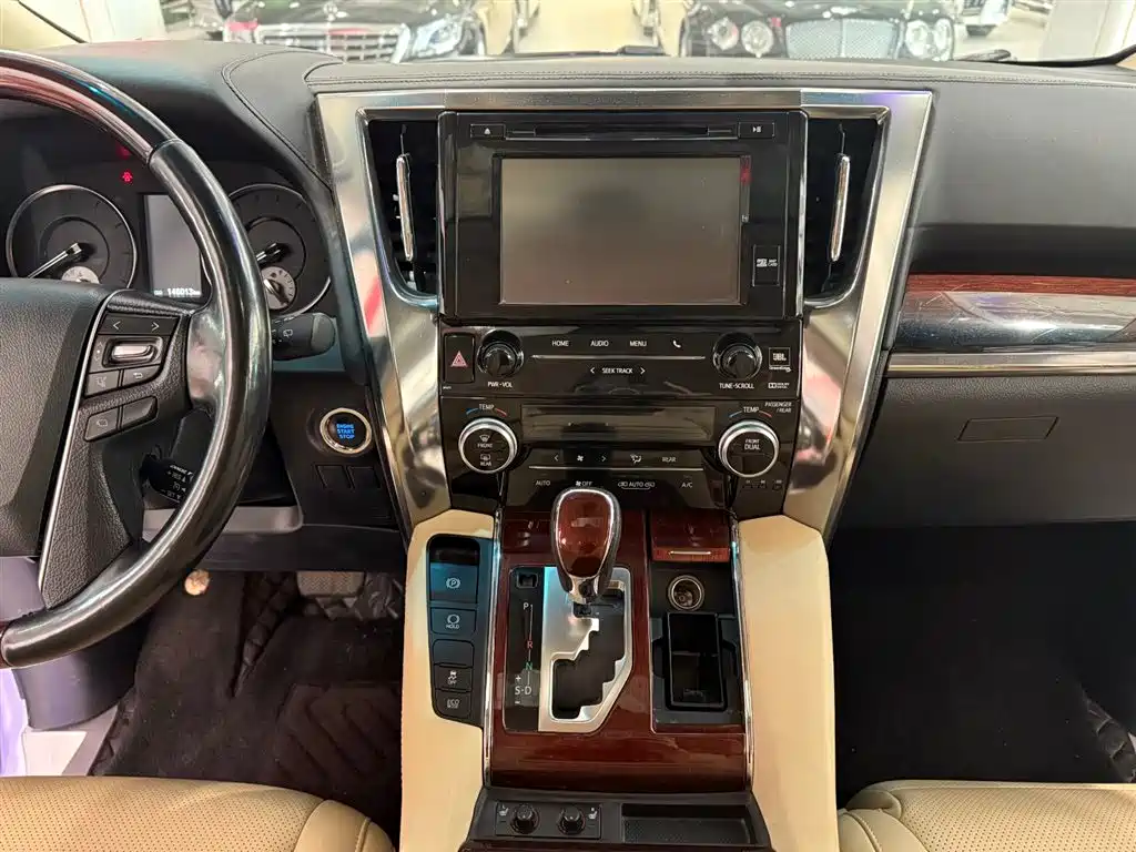 Toyota Alphard 2017 — фото 17
