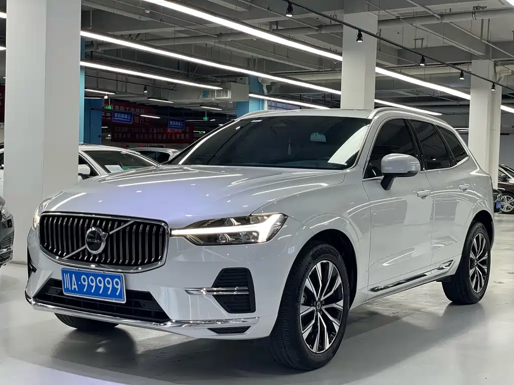 Volvo XC60 2022 — фото 1