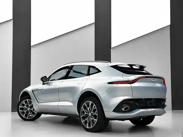 Aston Martin DBX 2023