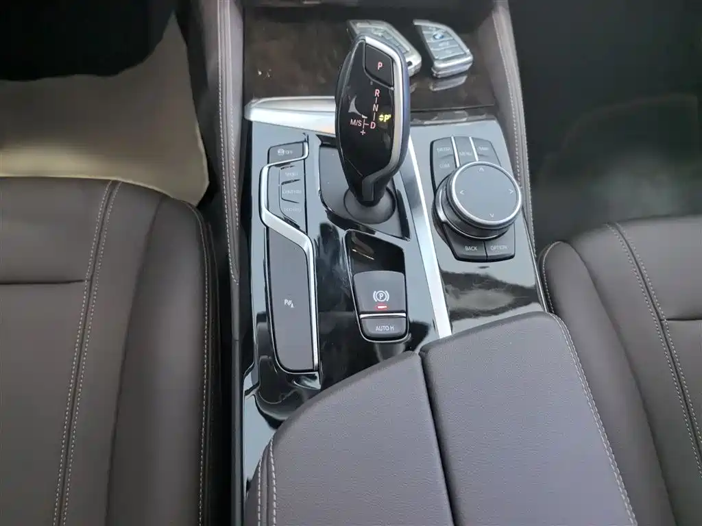 BMW 5 Series 2019 — фото 18