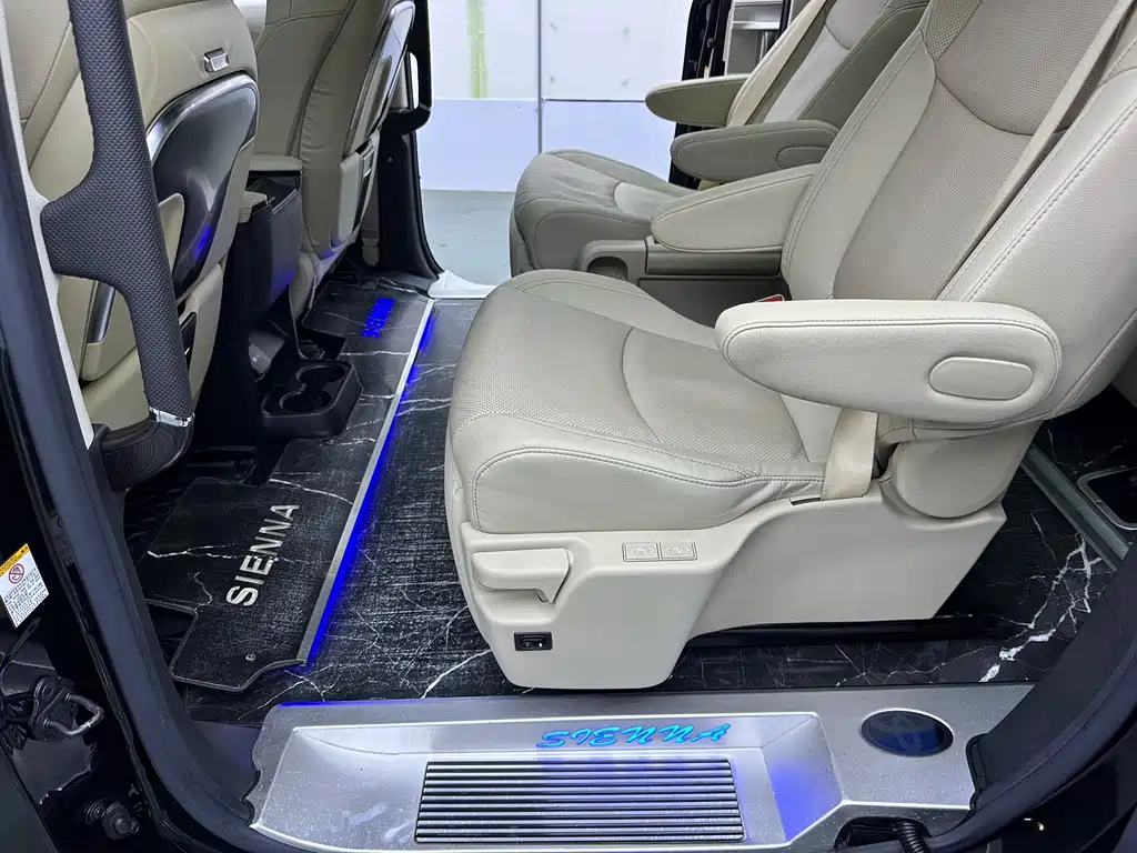 Toyota Sienna 2022 — фото 13