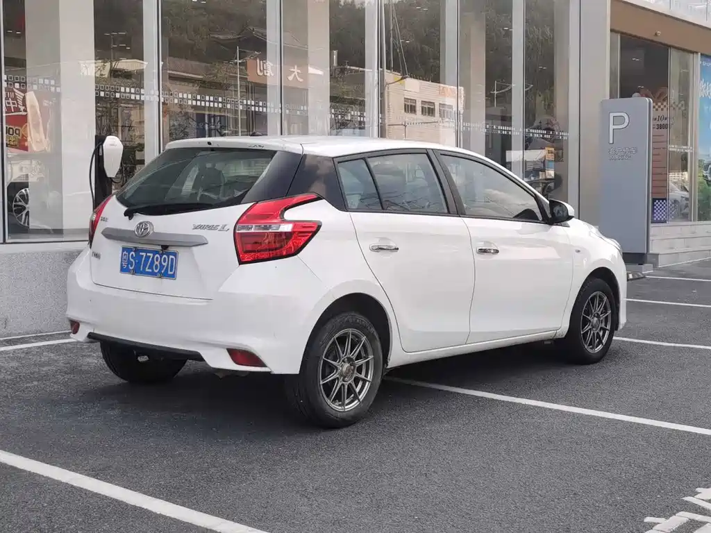 Toyota Yaris L 2018 — фото 6