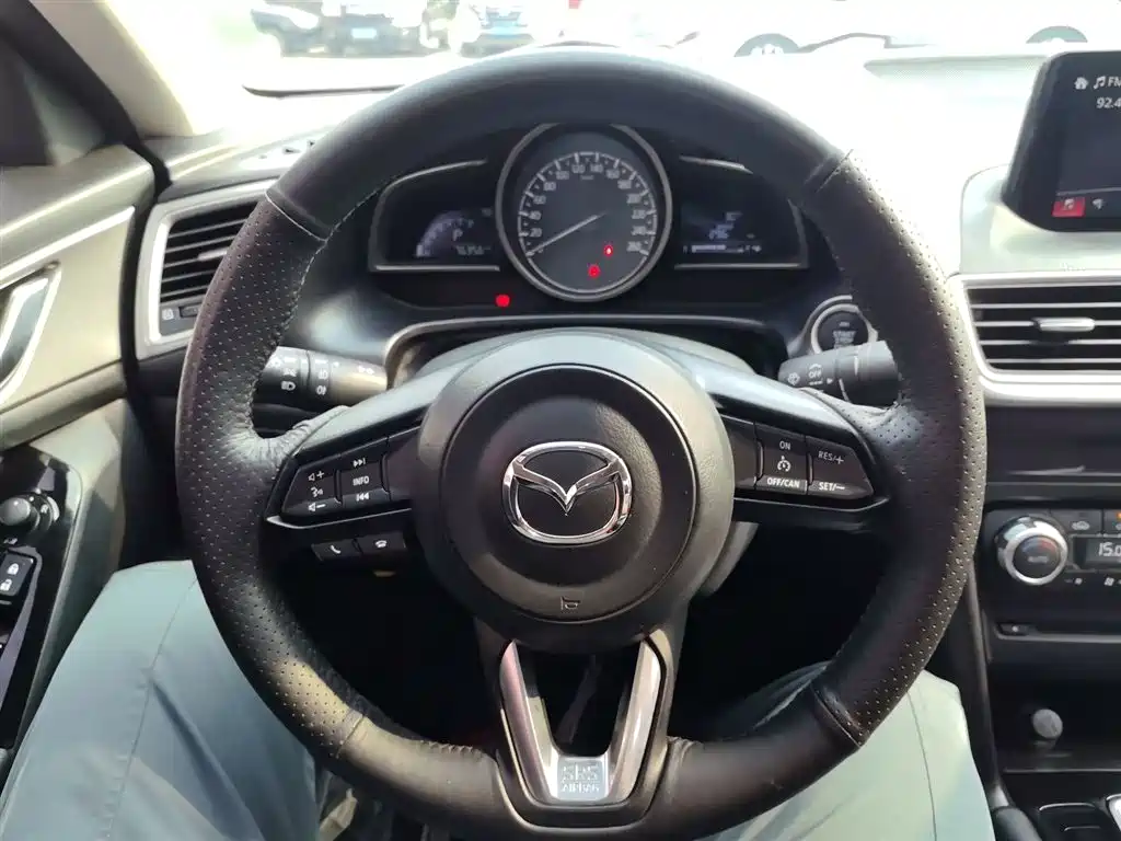 Mazda 3 Axela 2019 — фото 4