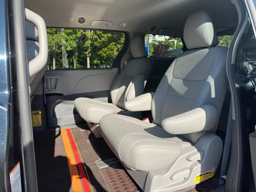 Toyota Sienna 2015 — фото 10